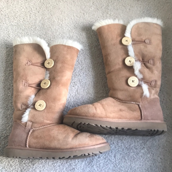 Long UGG boots with three buttons. - Picture 2 of 3